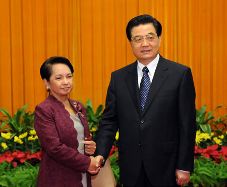 Chinese President Hu Jintao (R) shakes hands with President of the Philippines Gloria Macapagal Arroyo during their meeting in Beijing, China, Aug. 9, 2008. Gloria Macapagal Arroyo attended the opening ceremony of the Beijing Olympic Games on Friday night. (Xinhua/Li Xueren) 