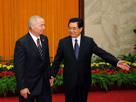 Chinese President Hu Jintao (R) meets with Uzbek President Islam Karimov in Beijing, China, Aug. 9, 2008. Islam Karimov attended the opening ceremony of the Beijing Olympic Games on Friday night. (Xinhua/Li Xueren)