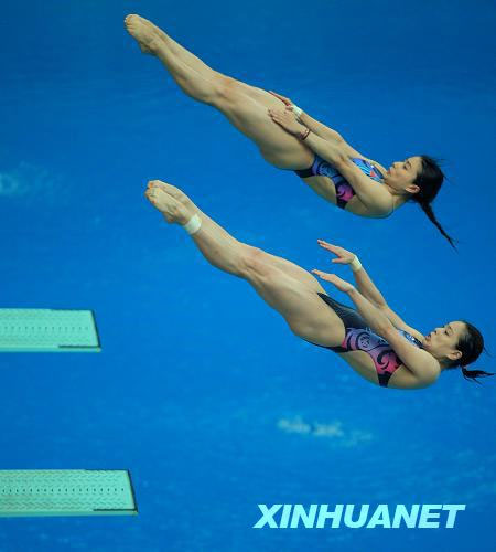 Defending champions Guo Jingjing and Wu Minxia win the women&apos;s three-meter springboard synchronized final at Beijing Olympic Games on Sunday with 343.5 points. [Photo: Xinhua]