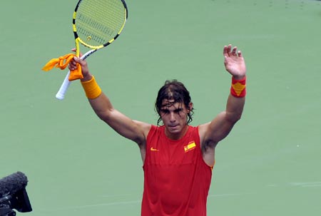 Rafael Nadal of Spain waves to the audience after defeating Potito Starace of Italy in the first round of the men&apos;s singles of the Olympic tennis competition in Beijing, China, Aug. 11, 2008. Nadal beat Starace 2-1. (Xinhua/Wang Yuguo)