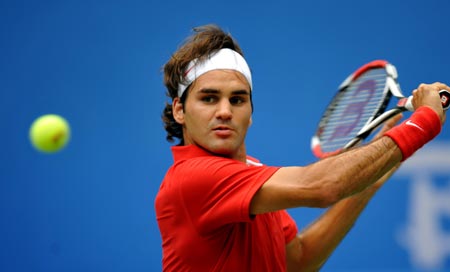 Roger Federer of Switzerland returns a hit against Dmitry Tursunov of Russia in the first round of the men&apos;s singles of the Olympic tennis competition in Beijing, China, Aug. 11, 2008. Federer beat Tursunov 2-0. (Xinhua/Wang Yuguo) 