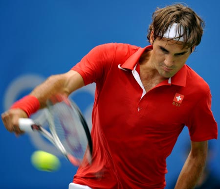 Roger Federer of Switzerland returns a hit against Dmitry Tursunov of Russia in the first round of the men&apos;s singles of the Olympic tennis competition in Beijing, China, Aug. 11, 2008. Federer beat Tursunov 2-0. (Xinhua/Wang Yuguo)