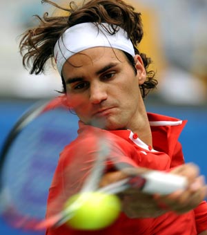 Roger Federer of Switzerland returns a hit against Dmitry Tursunov of Russia in the first round of the men&apos;s singles of the Olympic tennis competition in Beijing, China, Aug. 11, 2008. Federer beat Tursunov 2-0. (Xinhua/Wang Yuguo)