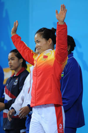 Chen Yanqing of China waves to spectors before women&apos;s weightlifting 58kg Group A competition of Beijing 2008 Olympic Games at Beijing University of Aeronautics & Astronautics Gymnasium in Beijing, China, Aug. 11, 2008.(Xinhua/Wu Wei) 