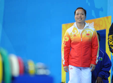 Chen Yanqing of China enter the ring at women&apos;s weightlifting 58kg Group A competition of Beijing 2008 Olympic Games at Beijing University of Aeronautics & Astronautics Gymnasium in Beijing, China, Aug. 11, 2008.(Xinhua/Wu Wei)