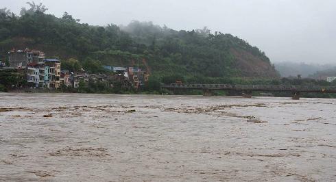 Flash floods in some Vietnamese northern provinces sparkled by heavy rain in a storm since last Friday have killed at least 97 local people and left 48 others missing, local newspaper Young People reported Monday. 