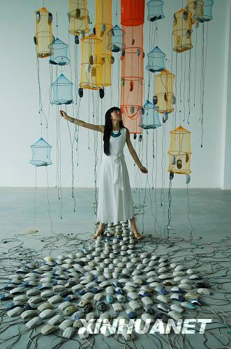 Xu Xin showcases her artwork made from disused computer mice and old fishing nets in Truecolor Museum in Suzhou on Sunday, August 10, 2008. [Photo: Xinhuanet]