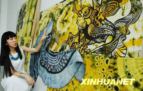 Xu Xin displays her art made by waste objects in Truecolor Museum in Suzhou on Sunday, August 10, 2008. [Photo: Xinhuanet]