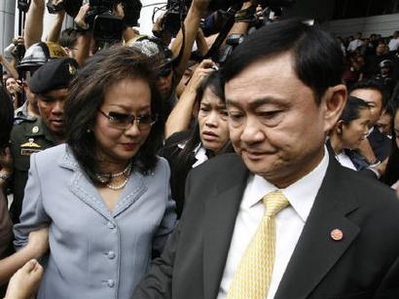 Ousted Thai Prime Minister Thaksin Shinawatra (R) and his wife Potjaman Shinawatra is seen at the criminal court in Bangkok in this July 31, 2008.(Xinhua/Reuters file Photo)
