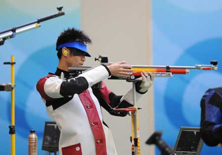 Zhu Qinan of China competes during man's 10m air rifle final of Beijing Olympic Games at Beijing Shooting Range Hall in Beijing, China, Aug. 11, 2008. [Li Ga/Xinhua]