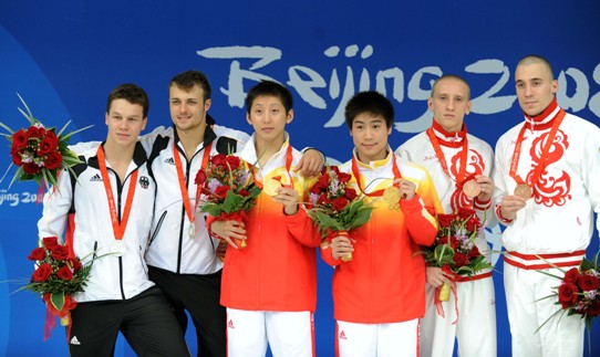 Chinese teenager divers Lin Yue (L) and Huo Liang pose on the podium at the awarding ceremony of the men&apos;s 10-meter platform synchronized diving at the Beijing 2008 Olympic Games in the National Aquatics Center, also known as the Water Cube in Beijing, China, Aug. 11, 2008. Chinese team won the gold medal in the event with a score of 468.18 points. 