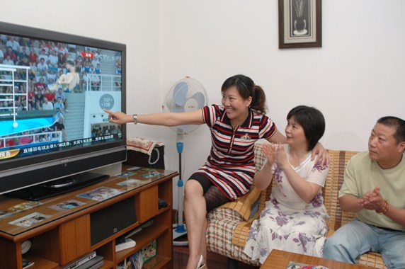 Huo Liang&apos;s parents and sister express their pride for the son at their home in Shanghai.