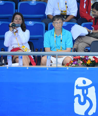 Bill Gates (R), founder of Microsoft, watches the Beijing 2008 Olympic Games badminton matches in Beijing, China, Aug. 11, 2008. (Xinhua/Luo Xiaoguang)