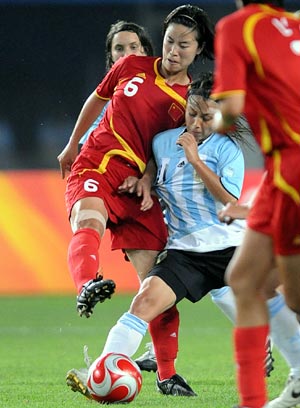 Zhang Na (L) of China vies for the ball during Women's First Round-Group E-Match 15 between China and Argentina of Beijing 2008 Olympic Games football event at QHD Stadium in Qinhuangdao, an Olympic co-host city in north China's Hebei Province, Aug. 12, 2008. 