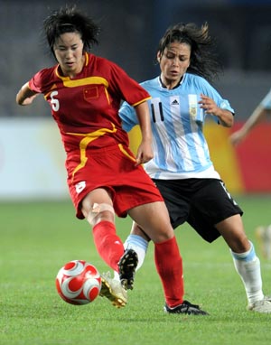Zhang Na (L) of China vies for the ball during Women's First Round-Group E-Match 15 between China and Argentina of Beijing 2008 Olympic Games football event at QHD Stadium in Qinhuangdao, an Olympic co-host city in north China's Hebei Province, Aug. 12, 2008.