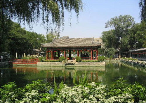 The garden inside the Prince Gong's Mansion, a Chinese national cultural heritage site. The mansion will be fully opened to tourists on August 20. [File Photo: baidu.com] 
