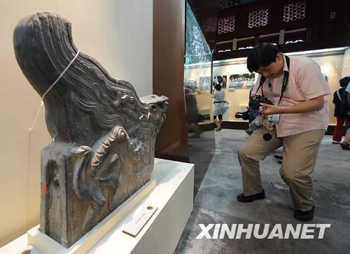 A journalist takes photos of an exhibit inside the Prince Gong's Mansion in central Beijing on August 11, 2008. [Xinhuanet]