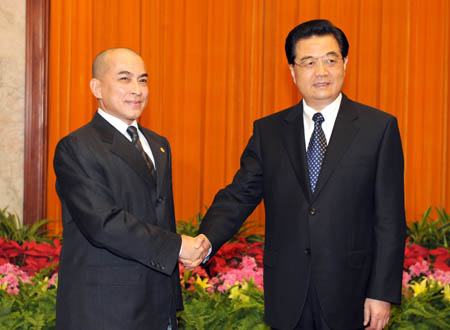 Chinese President Hu Jintao (R) shakes hands with King of Cambodia Norodom Sihamoni during their meeting in Beijing, China, Aug. 11, 2008. Norodom Sihamoni attended the opening ceremony of the Beijing Olympic Games on Aug. 8. (Xinhua)
