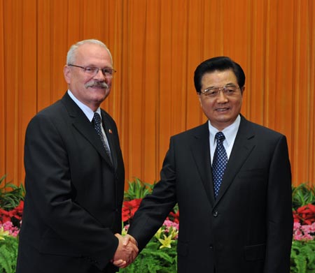 Chinese President Hu Jintao (R) meets with his Slovakian counterpart Ivan Gashparovic in Beijing, China, Aug. 11, 2008. Gashparovic was here to attend the opening ceremony of the Beijing Olympic Games on Aug. 8 and other events. (Xinhua) 