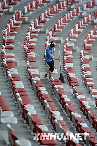 Workers tidy the auditorium to prepare for upcoming matches on August 10, 2008. [Photo: Xinhuanet]