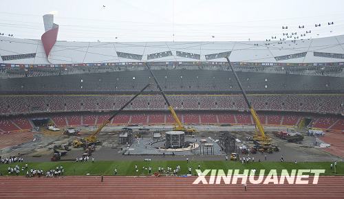 Cranes clear the wires hanging above the National Stadium to prepare for upcoming matches on August 10, 2008. [Photo: Xinhuanet]