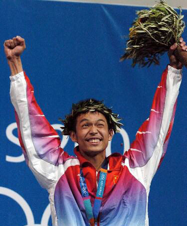 Zhu Qinan wins men's 10m air rifle final of the Athens Olympic Games, Aug 16, 2004. [Xinhua]