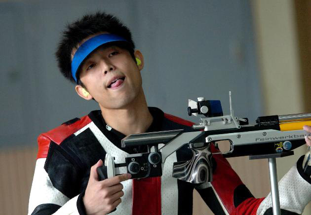 Zhu Qinan smiles after winning the men's 10m air rifle in the Sixth Intercity Games, Wuhan, October 26, 2007. [Xinhua]