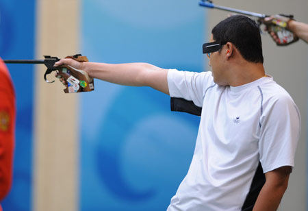 Jin Jong Oh of South Korea competes during men's 50m pistol final of the Beijing 2008 Olympic Games shooting event in Beijing, Aug 12, 2008. Jin Jong Oh won the first place in the final with a total score of 660.4. [Jiao Weiping/Xinhua] 