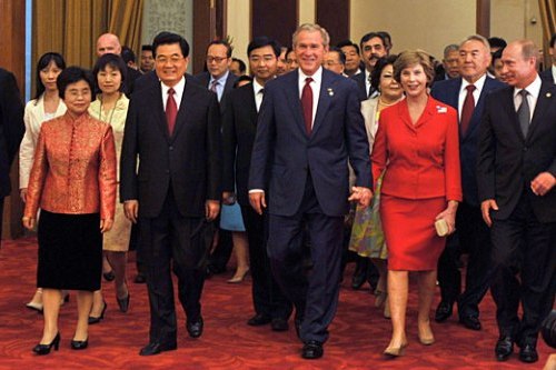 President Hu Jintao and his wife Liu Yongqing welcome leaders from different countries present for the opening ceremony. [Xinhua]