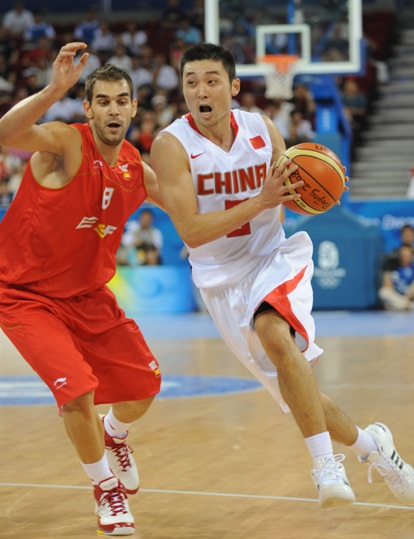 No.5 Liu Wei is making a fast break piercing through Spanish guarding line. [Xinhua]