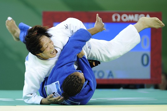 Ayumi Tanimoto of Japan won over Frenchwoman Lucie Decosse by ippon to take the women&apos;s 63kg gold medal at the Beijing Olympic Games on Tuesday. [Xinhua]