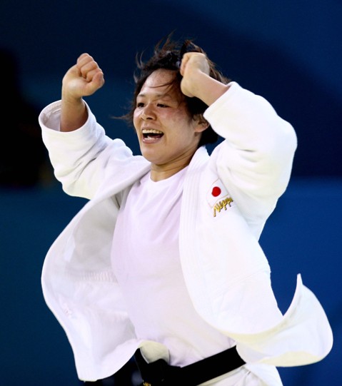 Ayumi Tanimoto of Japan won over Frenchwoman Lucie Decosse by ippon to take the women&apos;s 63kg gold medal at the Beijing Olympic Games on Tuesday. [Xinhua]