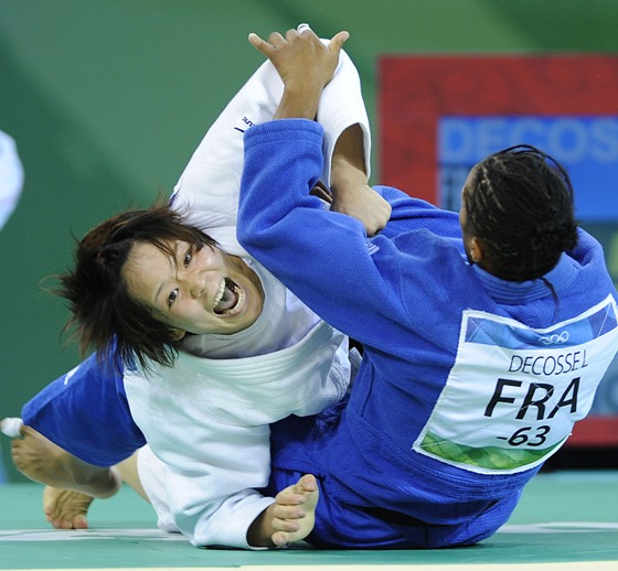 Ayumi Tanimoto of Japan won over Frenchwoman Lucie Decosse by ippon to take the women&apos;s 63kg gold medal at the Beijing Olympic Games on Tuesday. [Xinhua]