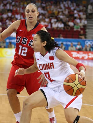 Miao Lijie (R) of China fights the ball during the women's basketball preliminary match between China and United States at the Beijing 2008 Olympic Games in Beijing, Aug. 11, 2008. (Xinhua/Meng Yongming)