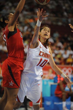 Sui Feifei (R) of China fights the ball during the women's basketball preliminary match between China and United States at the Beijing 2008 Olympic Games in Beijing, Aug. 11, 2008. (Xinhua/Li Jundong)