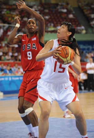 Chen Nan (R) of China fights the ball during the women's basketball preliminary match between China and United States at the Beijing 2008 Olympic Games in Beijing, Aug. 11, 2008. (Xinhua/Li Jundong)