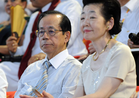 Japanese Prime Minister Yasuo Fukuda (L) and his wife Kiyoko watch the opening ceremony of the Beijing Olympics in the National Stadium in north Beijing, China, Aug. 8, 2008. (Xinhua/Huang Jingwen) 