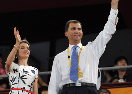 Spanish Crown Prince Felipe de Borbon y Grecia (R) and his wife wave to the Olympic delegation of Spain at the opening ceremony of the Beijing Olympics in the National Stadium in north Beijing, China, Aug. 8, 2008. (Xinhua/Huang Jingwen) 
