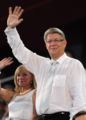 Latvian President Valdis Zatlers (R) and his wife wave to the Olympic delegation of Latvia at the opening ceremony of the Beijing Olympics in the National Stadium in north Beijing, China, Aug. 8, 2008. (Xinhua/Huang Jingwen)