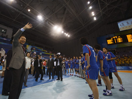 President of the Republic of Korea (ROK) Lee Myung bak (L) waves as he meets players of ROK women's handball team after their match against Russia at Olympic Sports Center Gymnasium in Beijing, China, Aug. 9, 2008. (Xinhua/Cai Yang)