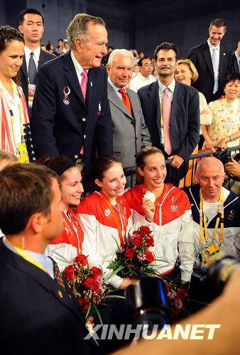 Former U.S. President George H.W. Bush (2nd L, back row) poses for photos with gold medalist Mariel Zagunis (2nd R, front row), silver medalist Sada Jacobson (4th R, front row) and bronze medalist Becca Ward (3rd R, front row), all of the United States, at the Fencing Hall of National Convention Center in Beijing, China, Aug. 9, 2008. The three U.S. fencers shared all the medals of the women’s individual sabre fencing competition at the Beijing 2008 Olympic Games Saturday. George H.W. Bush watched the awarding ceremony. (Xinhua/Yao Dawei) 