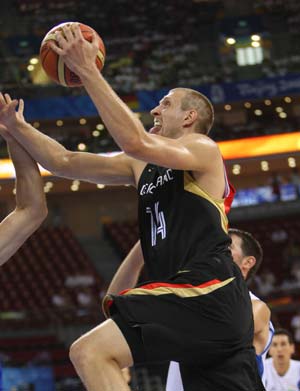 Dirk Nowitzki (R) of Germany tries a lay-up during Men's Preliminary Round Group B-Game 21 between Germany and Greece of Beijing 2008 Olympic Games basketball event at the Beijing Olympic Basketball Gymnasium in Beijing, China, Aug. 12, 2008. Greece beat Germany 87-64.