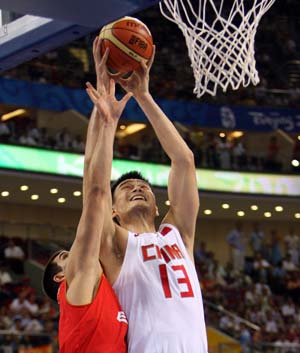 Yao Ming (R) of China goes up for a shoot during Men's Preliminary Round Group B-Game 22 between Spain and China of Beijing 2008 Olympic Games basketball event at the Beijing Olympic Basketball Gymnasium in Beijing, China, Aug. 12, 2008. 