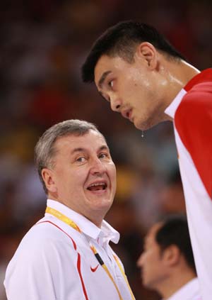 Jonas (L), coach of China talks to Yao Ming before Men's Preliminary Round Group B-Game 22 between Spain and China of Beijing 2008 Olympic Games basketball event at the Beijing Olympic Basketball Gymnasium in Beijing, China, Aug. 12, 2008. 
