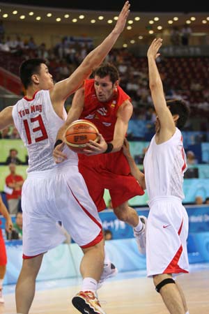 Rudy Fernandez (C) of Spain passes the ball during Men's Preliminary Round Group B-Game 22 between Spain and China of Beijing 2008 Olympic Games basketball event at the Beijing Olympic Basketball Gymnasium in Beijing, China, Aug. 12, 2008. 