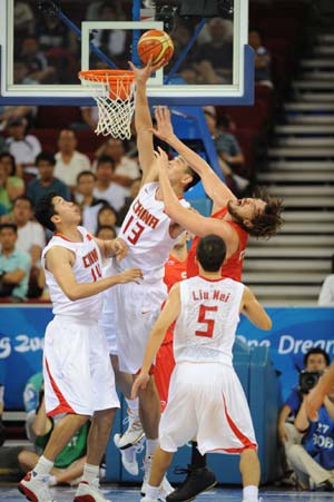 Yao Ming (C) of China vies for a rebound during Men's Preliminary Round Group B-Game 22 between Spain and China of Beijing 2008 Olympic Games basketball event at the Beijing Olympic Basketball Gymnasium in Beijing, China, Aug. 12, 2008. 