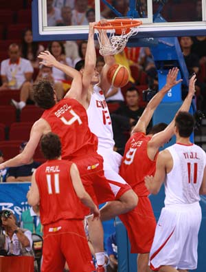Yao Ming (C) of China hammers a dunk during Men's Preliminary Round Group B-Game 22 between Spain and China of Beijing 2008 Olympic Games basketball event at the Beijing Olympic Basketball Gymnasium in Beijing, China, Aug. 12, 2008.