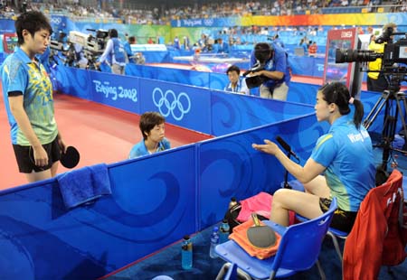 Guo Yue (L), Zhang Yining(C) and Yang Nan of China discuss during the women's team group match against Croatia at the Beijing 2008 Olympic Games table tennis event in Beijing, China, Aug. 13, 2008. China defeated Croatia 3-0. (Xinhua/Xu Yu)