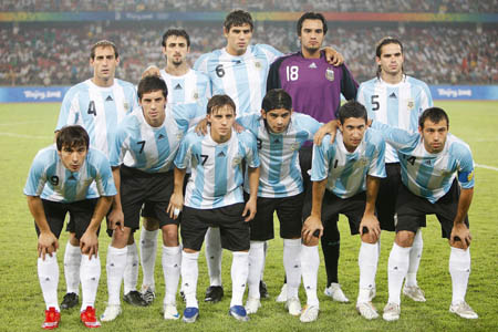 Argentina's players pose for photos prior to the Group A competition of men's football between Argentina and Serbia at the Beijing 2008 Olympic Games at Workers's Stadium in Beijing, China, Aug. 13, 2008. (Xinhua/Liao Yujie)