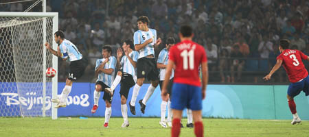 Players of Argentina play defence against Serbia's free kick during the Group A competition of men's football at the Beijing 2008 Olympic Games at Workers's Stadium in Beijing, China, Aug. 13, 2008. (Xinhua/Liao Yujie)